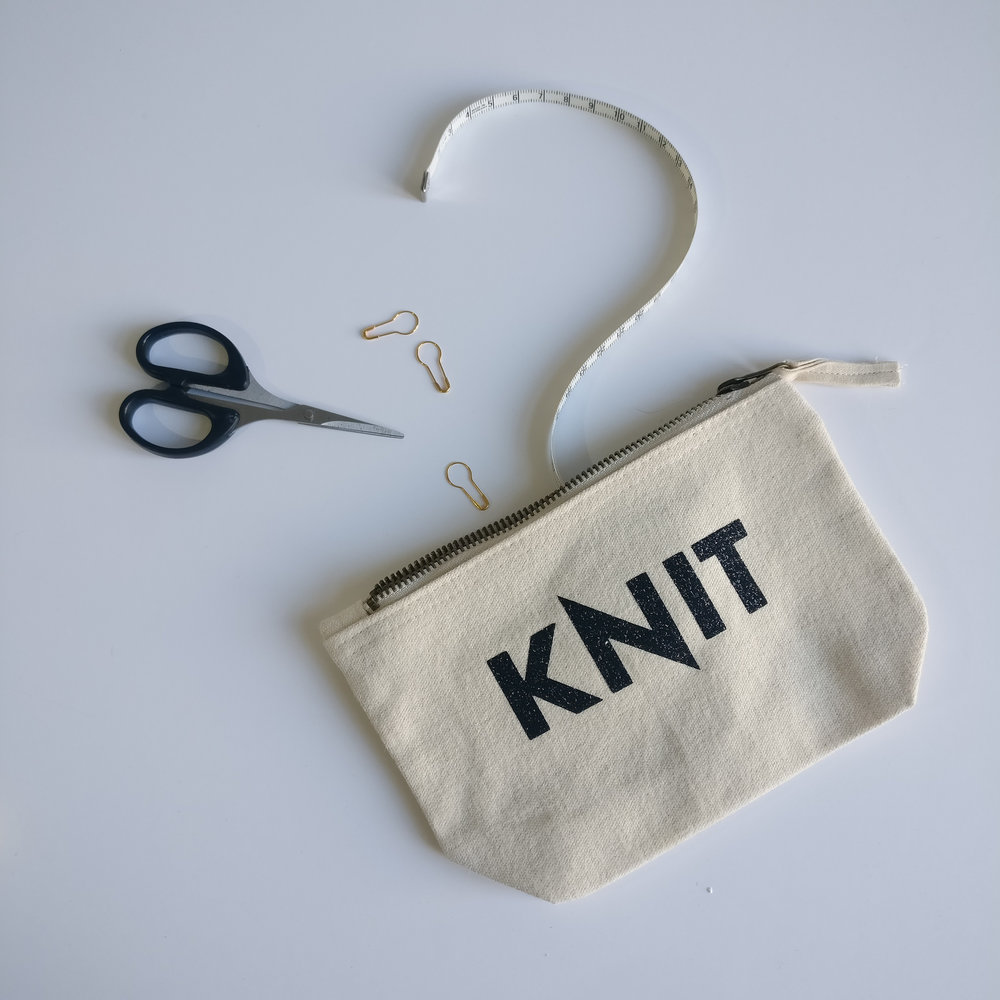 taske til strikke-accessories (str. S) - KNIT - på naturhvid — Rauna