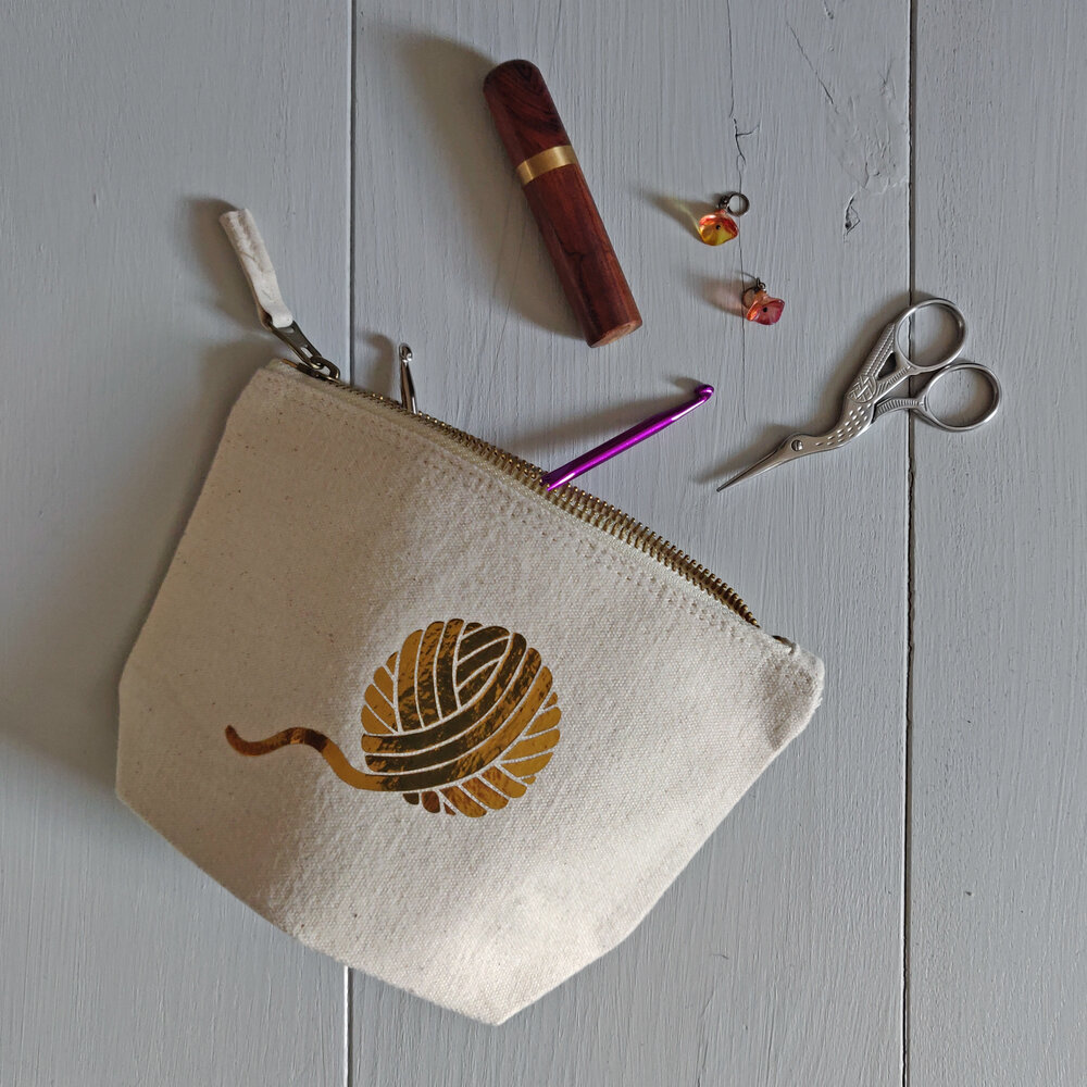 Lille taske til strikke-accessories (str. S) - garnnøgle - guld naturhvid — Rauna