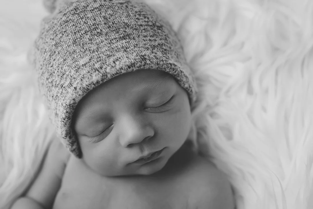 newbornblackandwhitecloseup_0002.jpg
