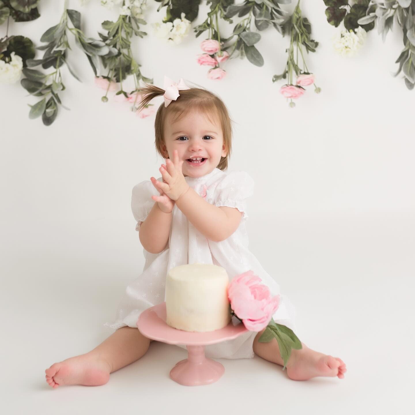 Some 1st birthday cake smash gorgeousness 🎀🎂 🌸 

*
*
*
*
*
#babymilestone #potomacmarylandphotographer #montgomerycountymarylandbabyphotographer #candidchildhood #firstbirthdayphotographer #happybirthday #momtogs #celebrate #babiesofinstagram #bet