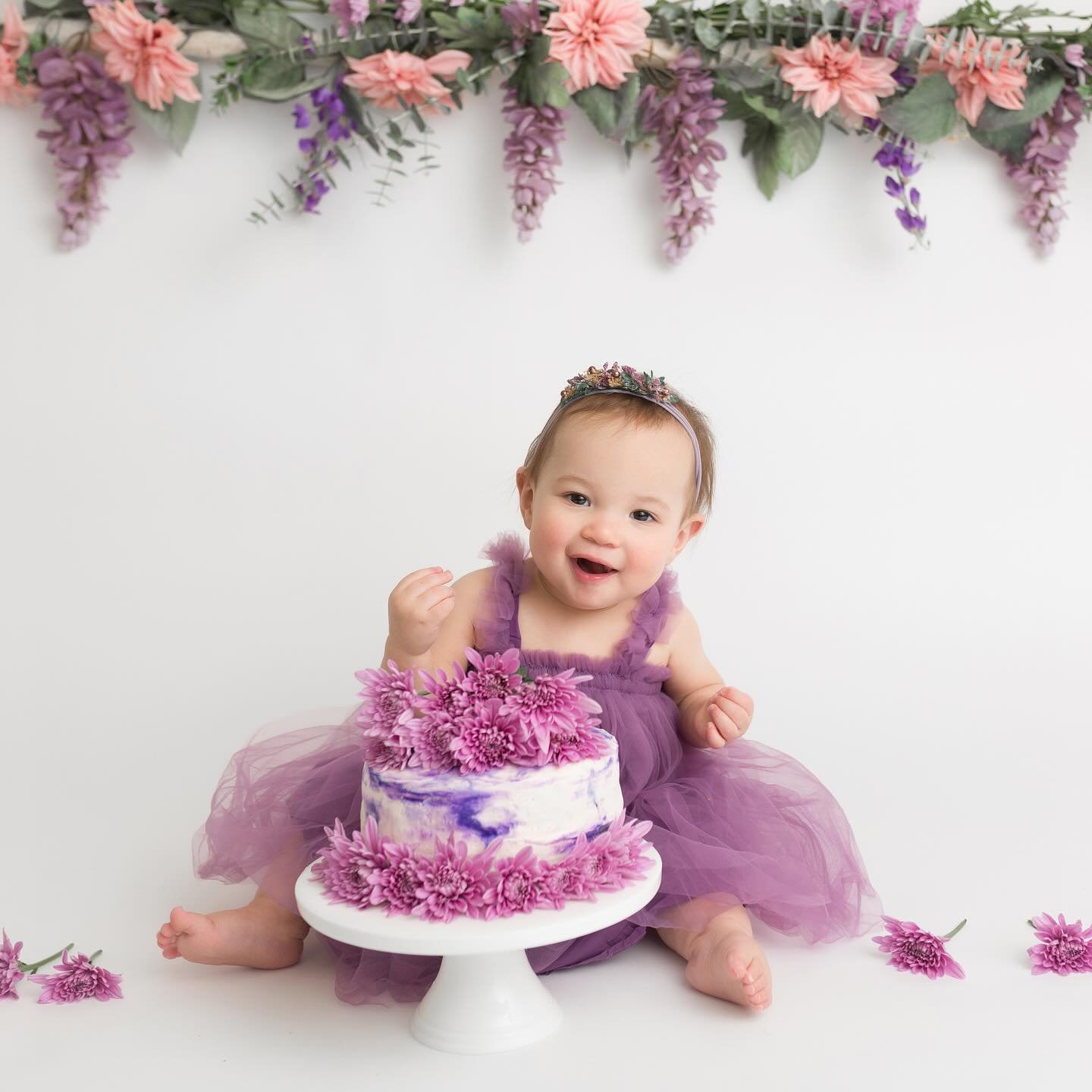 This sweet girl turned one! So lucky I got to see her back at the studio again for her cake smash. We used fresh flowers, a delicious cake to match, plus this adorable tutu outfit to complete the Spring look. Happy first birthday gorgeous girl! 💖💜?