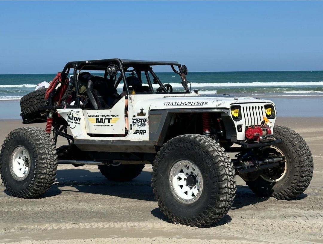 The WIND, WAVES and the PEOPLE - There's nothing quite like a Jeep beach day! Where the freedom of the open road meets the tranquility of the ocean. #repost @dr.trailhunters 

#dirtyliferacewheels #dirtylifewheels #DLRW #TeamDLRW #wheels #wheelsforsa