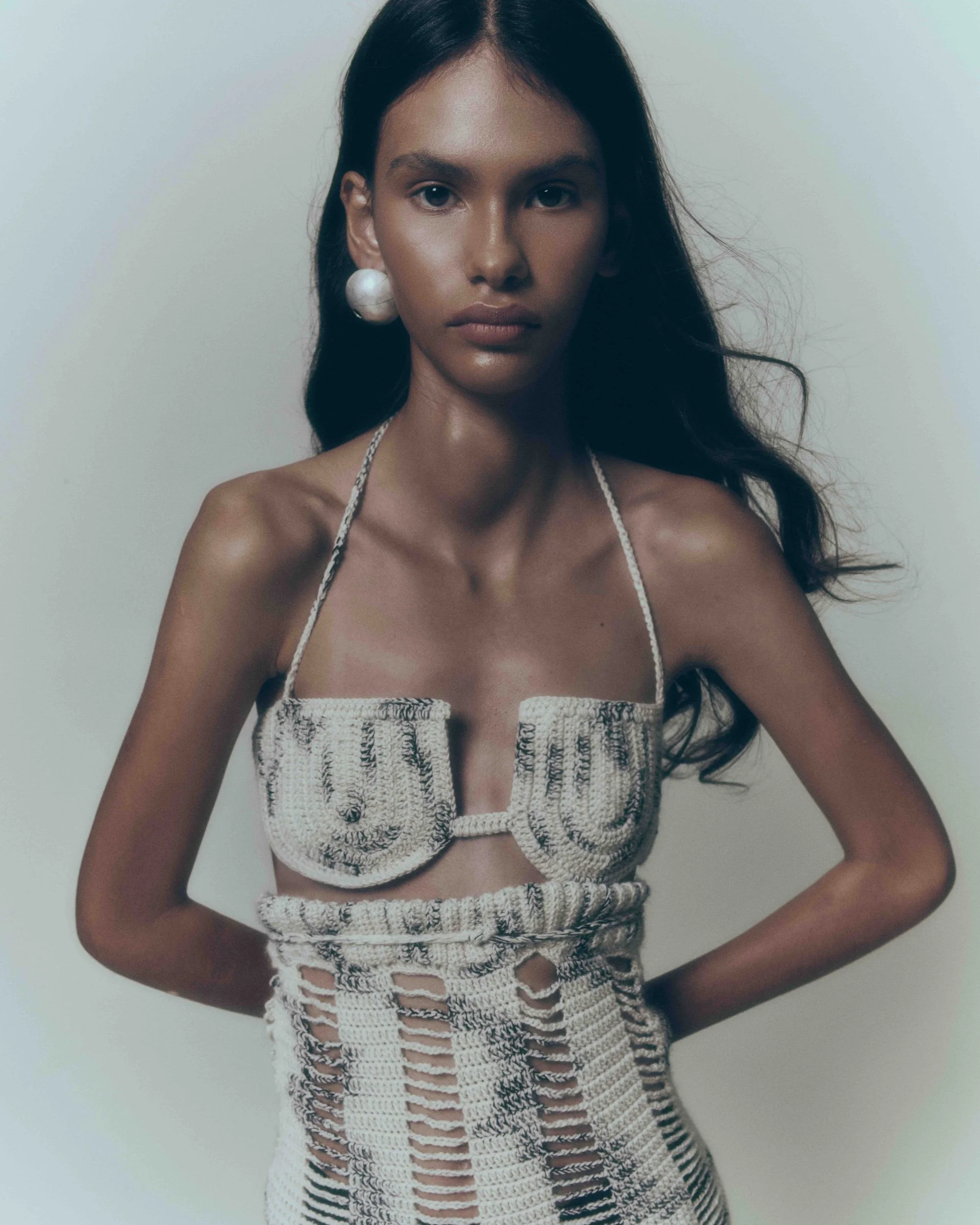 jakhu-016-qocha-earrings-model.jpg