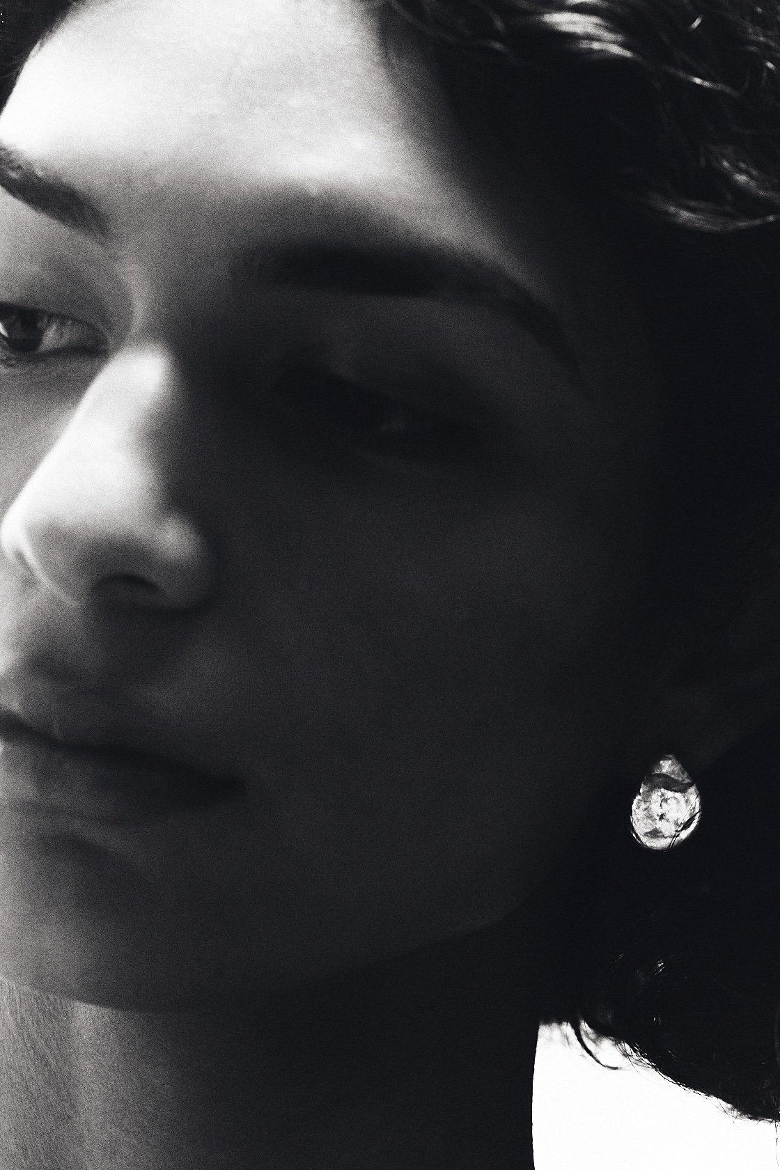 JAKHU-Moon-drops-Studs-04-on-model.jpeg