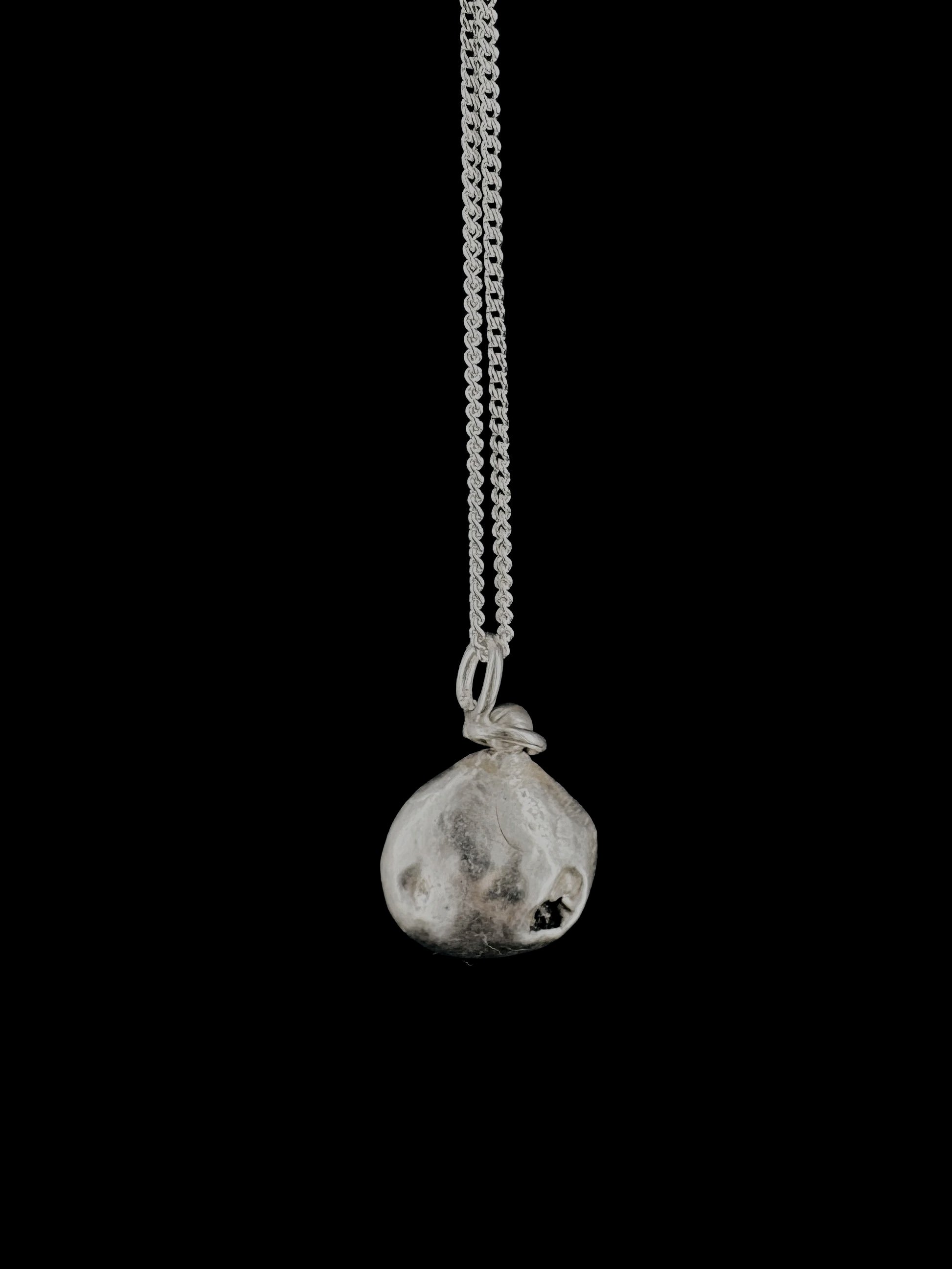 jakhu-studio-moon-drops-charm+01-1.jpg