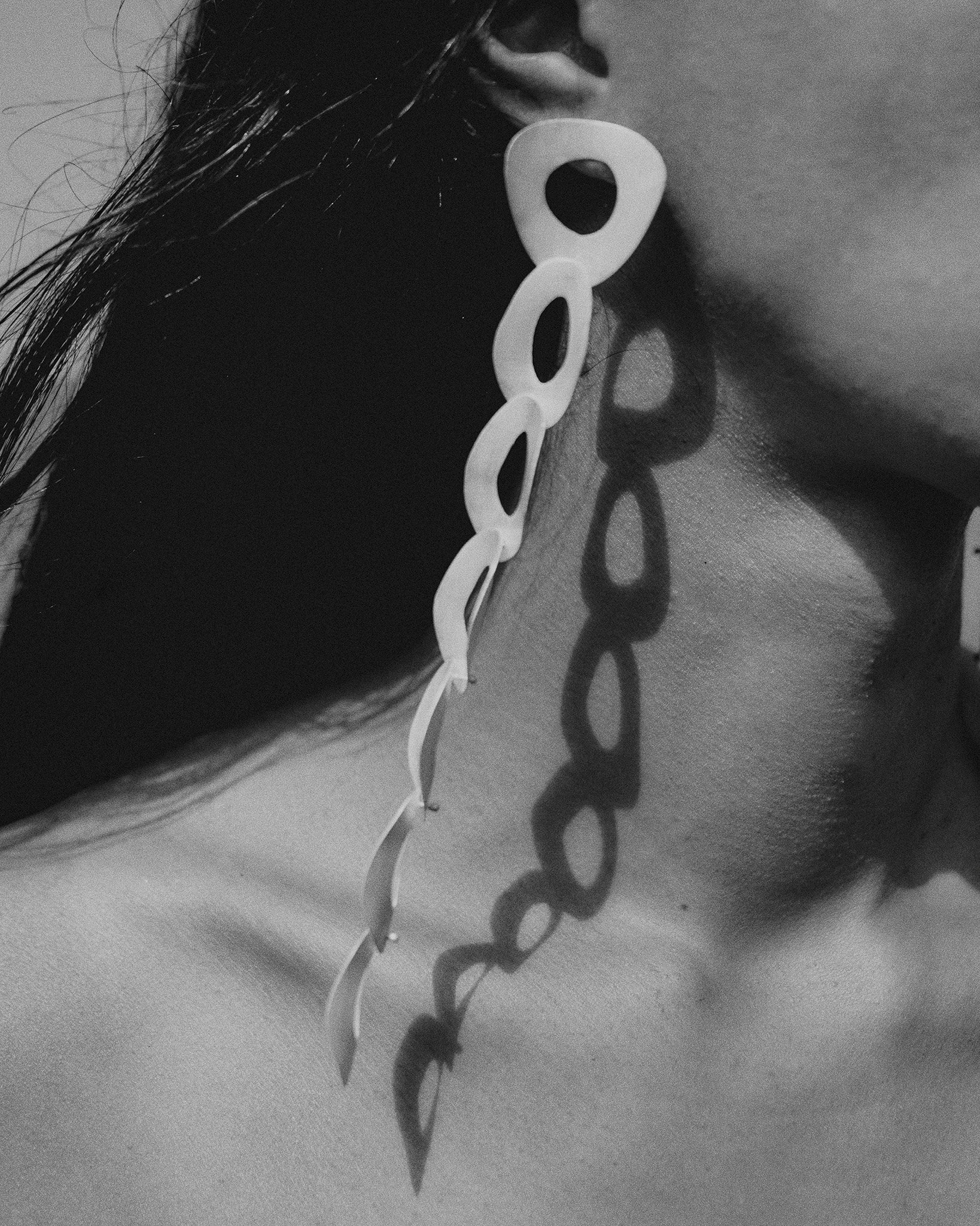Jakhu_Yaku-Earrings-7-links-b&w-macro.jpg