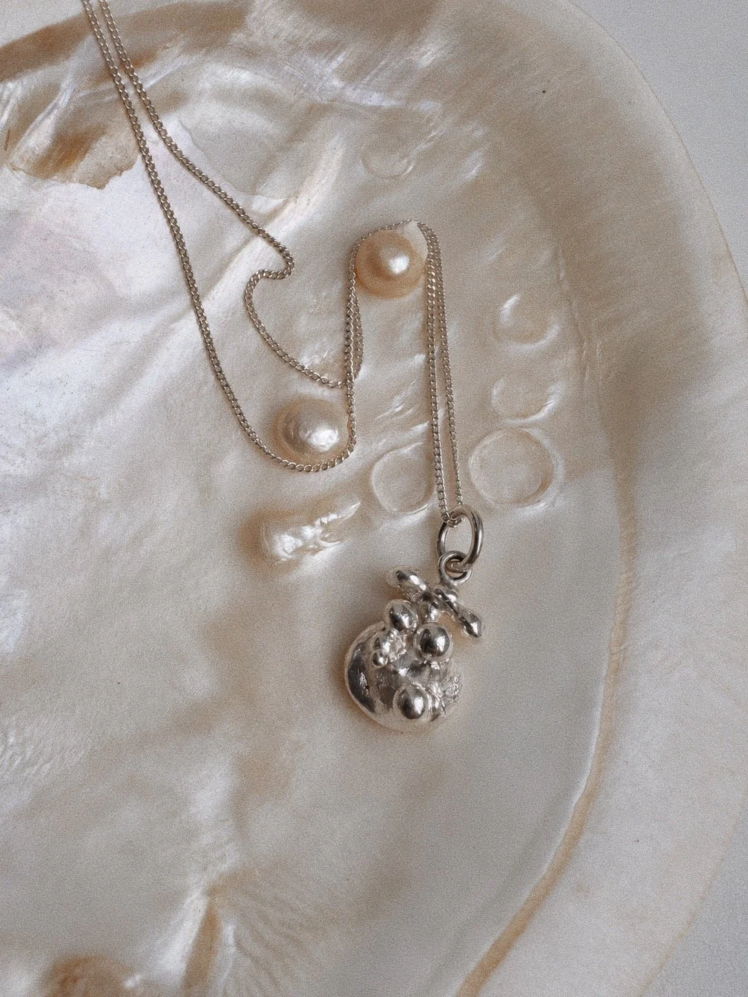 jakhu-moon-drops-charm-03-still.JPG