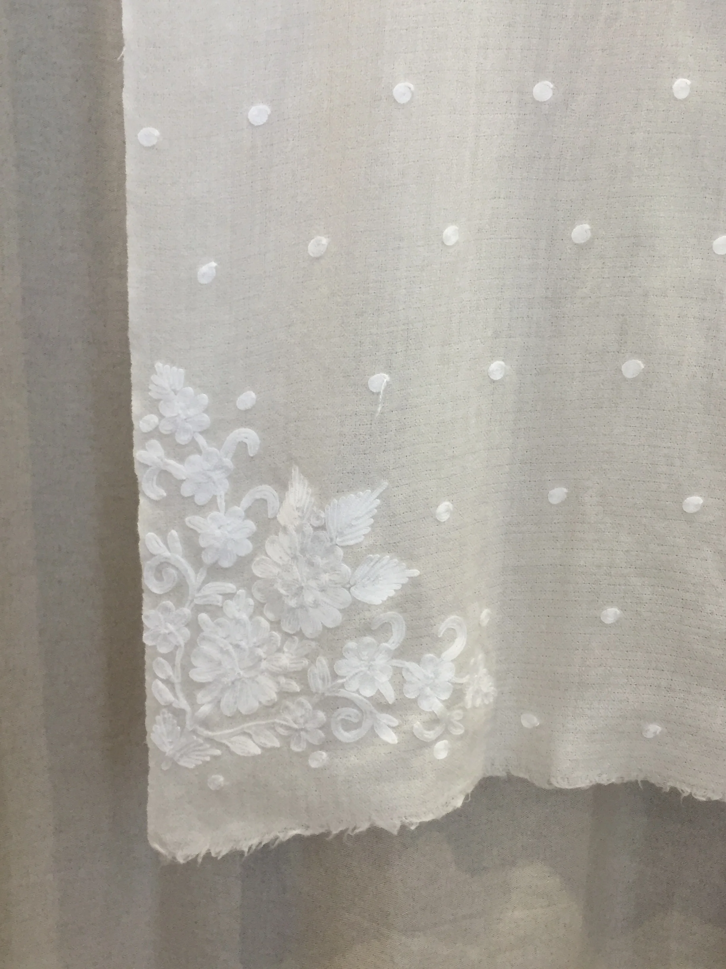 écharpe brodée.JPG