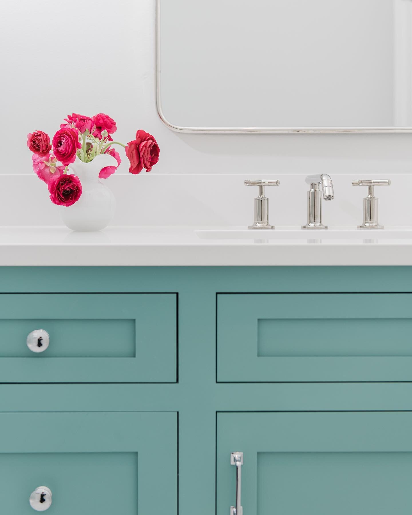 Bathroom blues 👆🏻 #happymonday #bathroomdetails #foxpointrenovation #summitdrivedesign 📸: @aliza.baran.photos