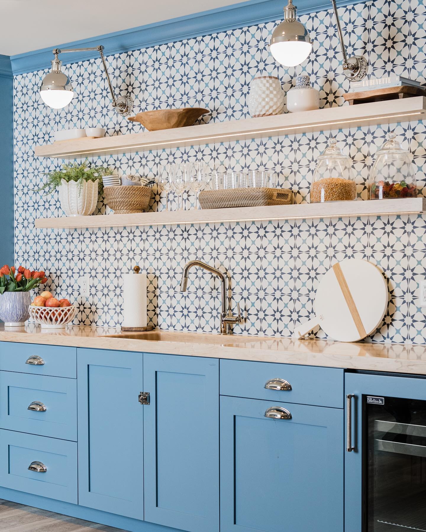 The basement blues 💙 #kitchenette #basemententertaining #foxpointrenovation #summitdrivedesign 📸: @aliza.baran.photos