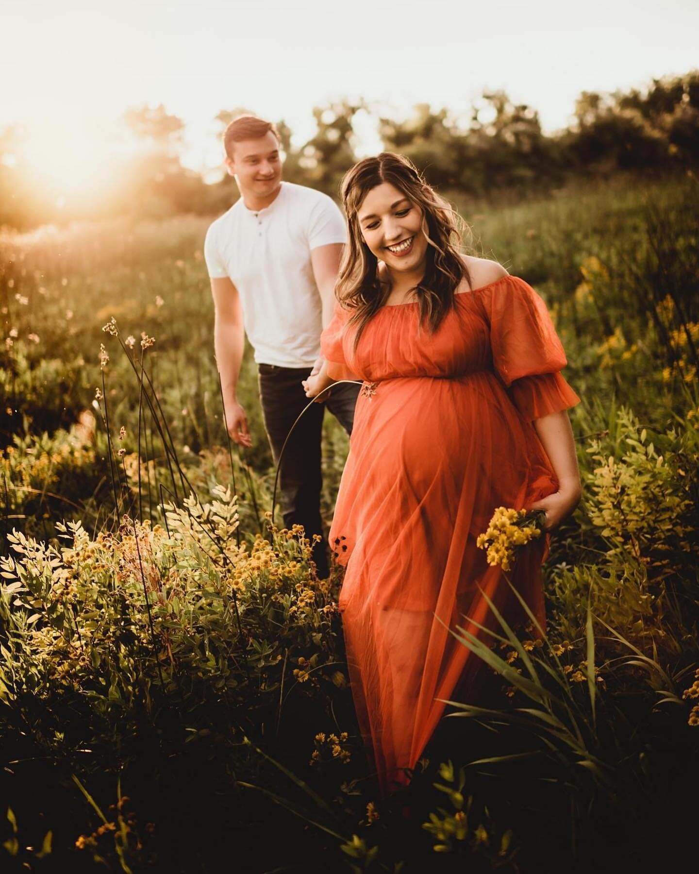 I got to do a family mini, a senior mini, and ended with this maternity mini tonight, and each of these sessions was a blast! Not a bad Friday night ❤️