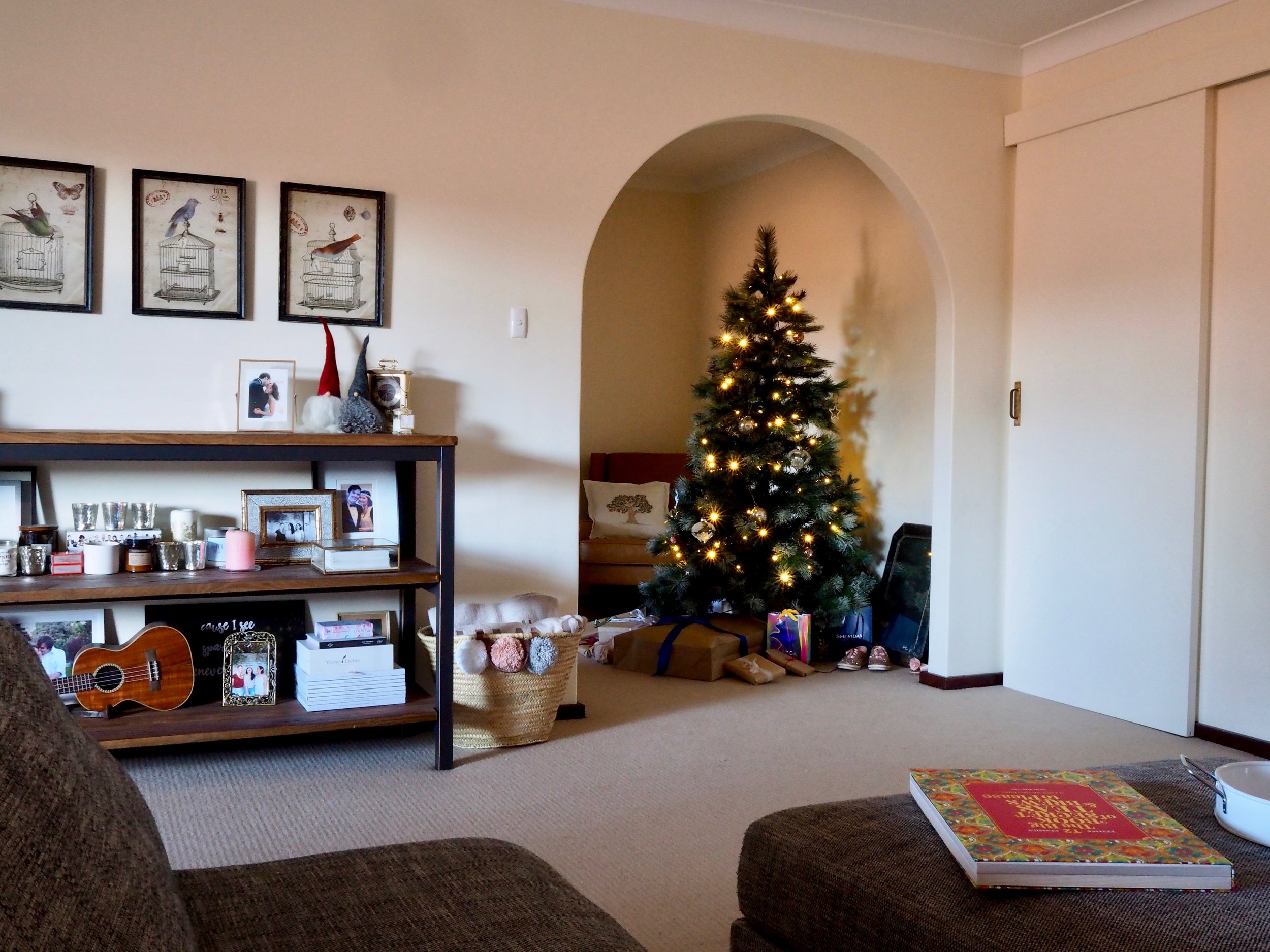 Simple Christmas Decor - Ideas and Tips for a Small Apartment ...