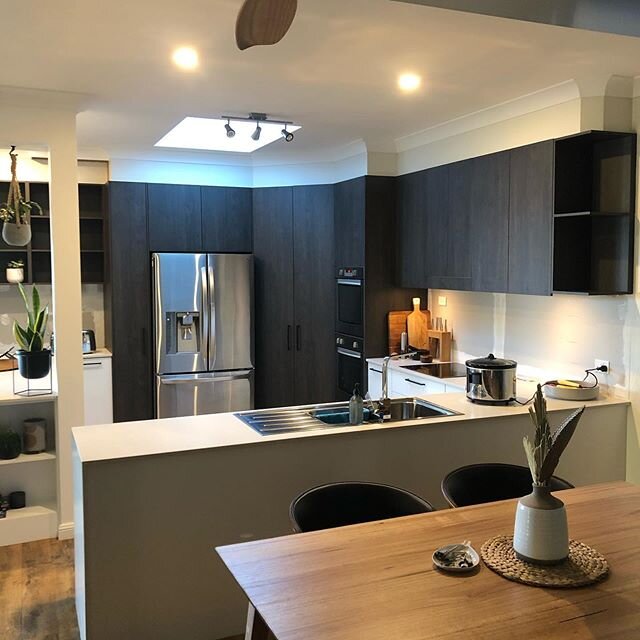 Here is a kitchen makeover we completed last month and it has completely changed the look of the old kitchen. The @polytec Perugian woodmatt and polar white doors work so well together and is complemented by the @caesarstoneau benchtops.
Really enjo