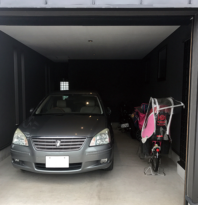 1階のガレージ内部。車や奥さまのロードバイクなども収まる。