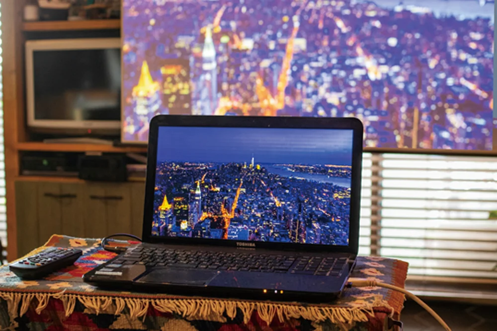 MORE USEFUL! PCやタブレットからもスクリーン投写 HDMIポートでdreamioとPCをつなぎ、Netflixでダウンロードした動画を大画面で堪能。メディアストリーミング端末を使えば配線は電源コード1本のみで簡単に動画配信サービスを楽しめる。