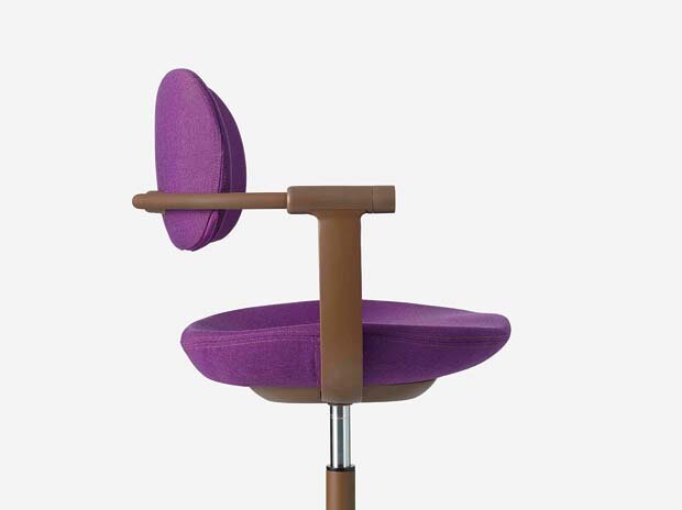 背にもたれると肘と背裏の2点の支点が連動し、自動的に合計最大25°まで傾く設計。