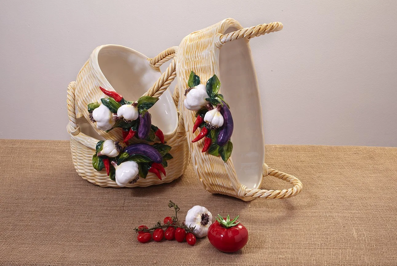 Ceramic baskets with garlic