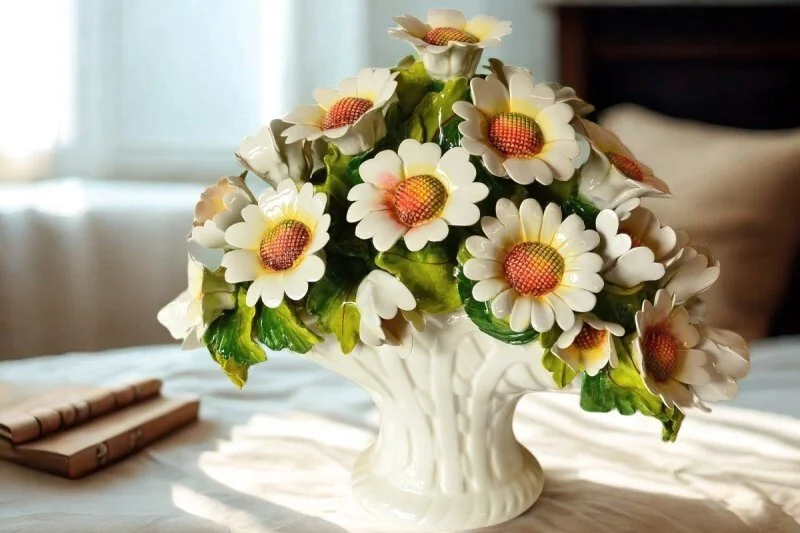 ceramiczny koszyk z kwiatami