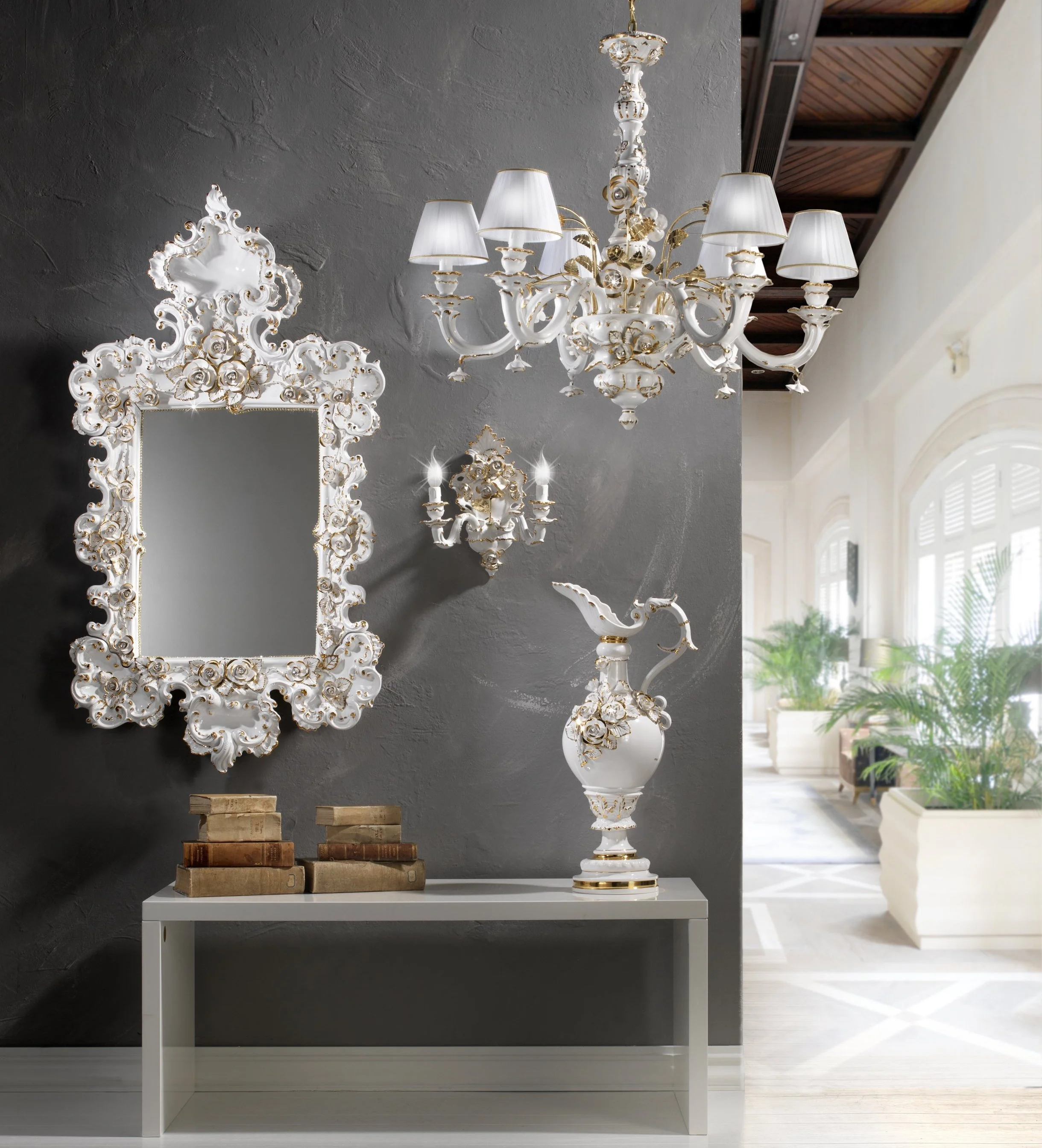 specchiera e lampadario in ceramica complemento d'arredo