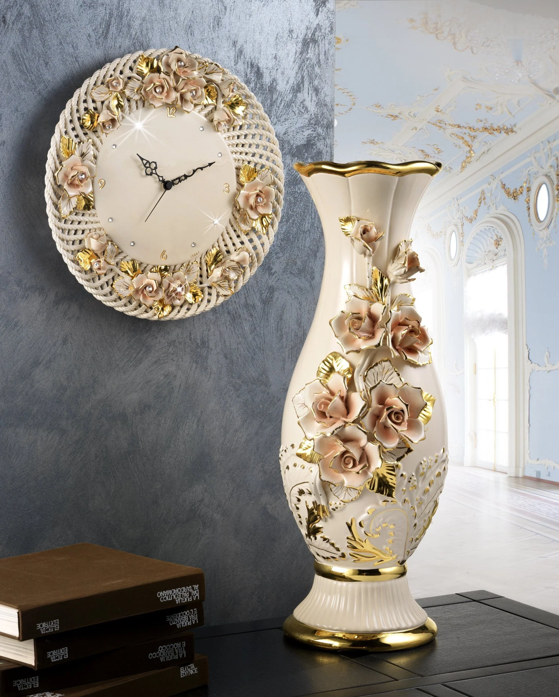 vaso e orologio in ceramica con rose