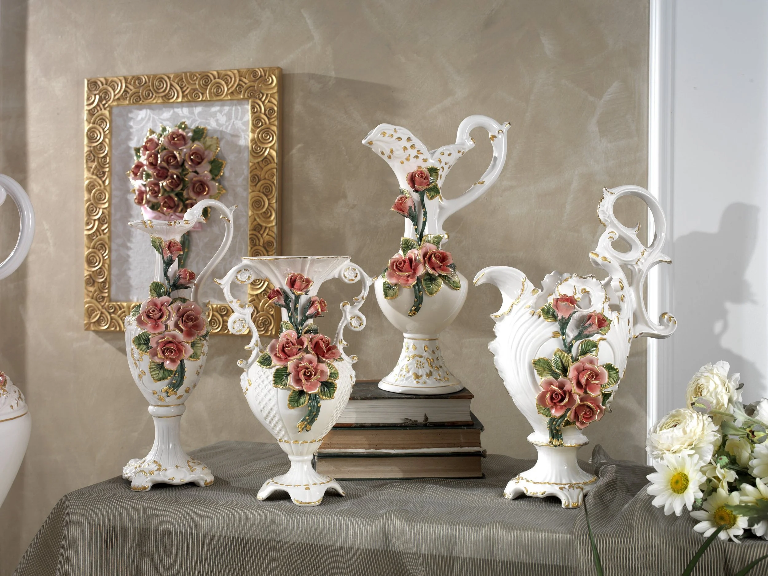vasi in ceramica con rose applicate