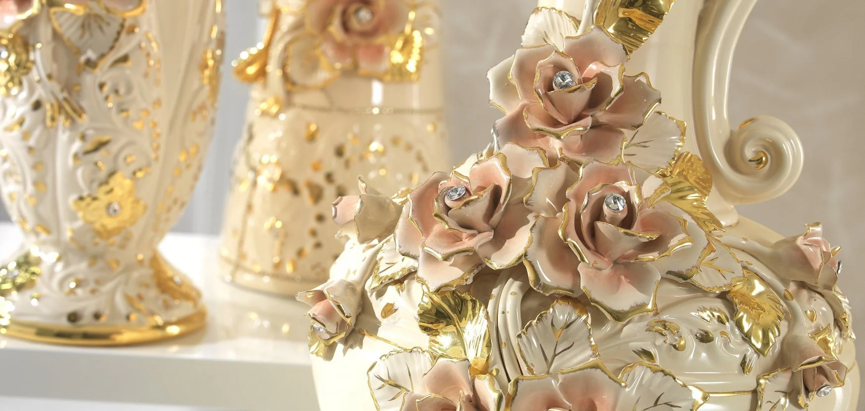 керамические розы, расписанные золотом