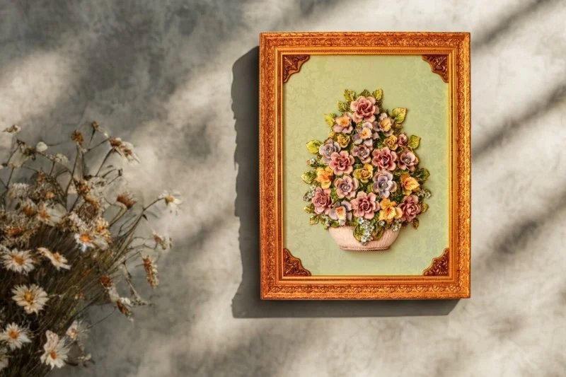 complementi d'arredo in ceramica con fiori fatti a mano