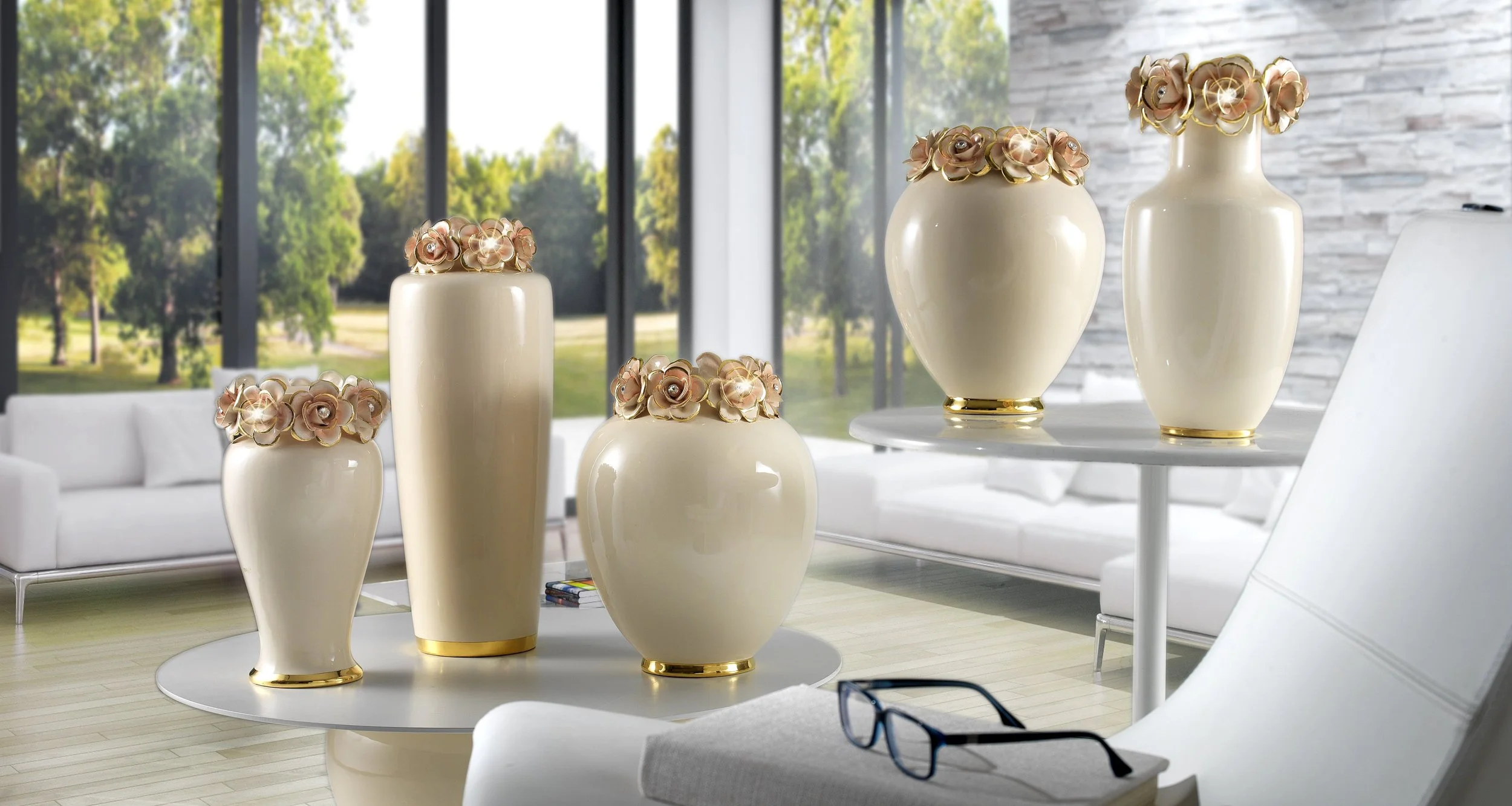 керамические вазы с прикладными розами