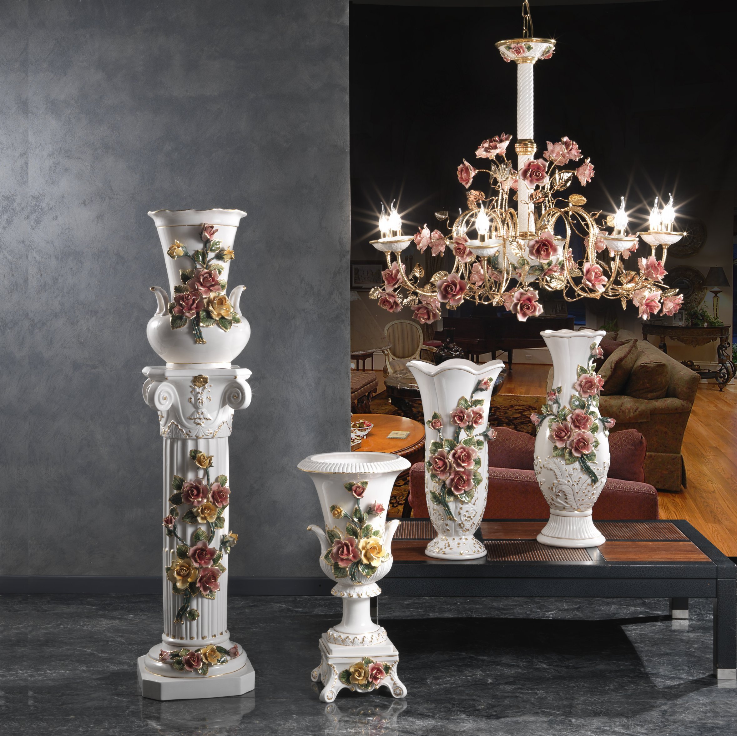 colonna, vasi e lampadario in ceramica con rose