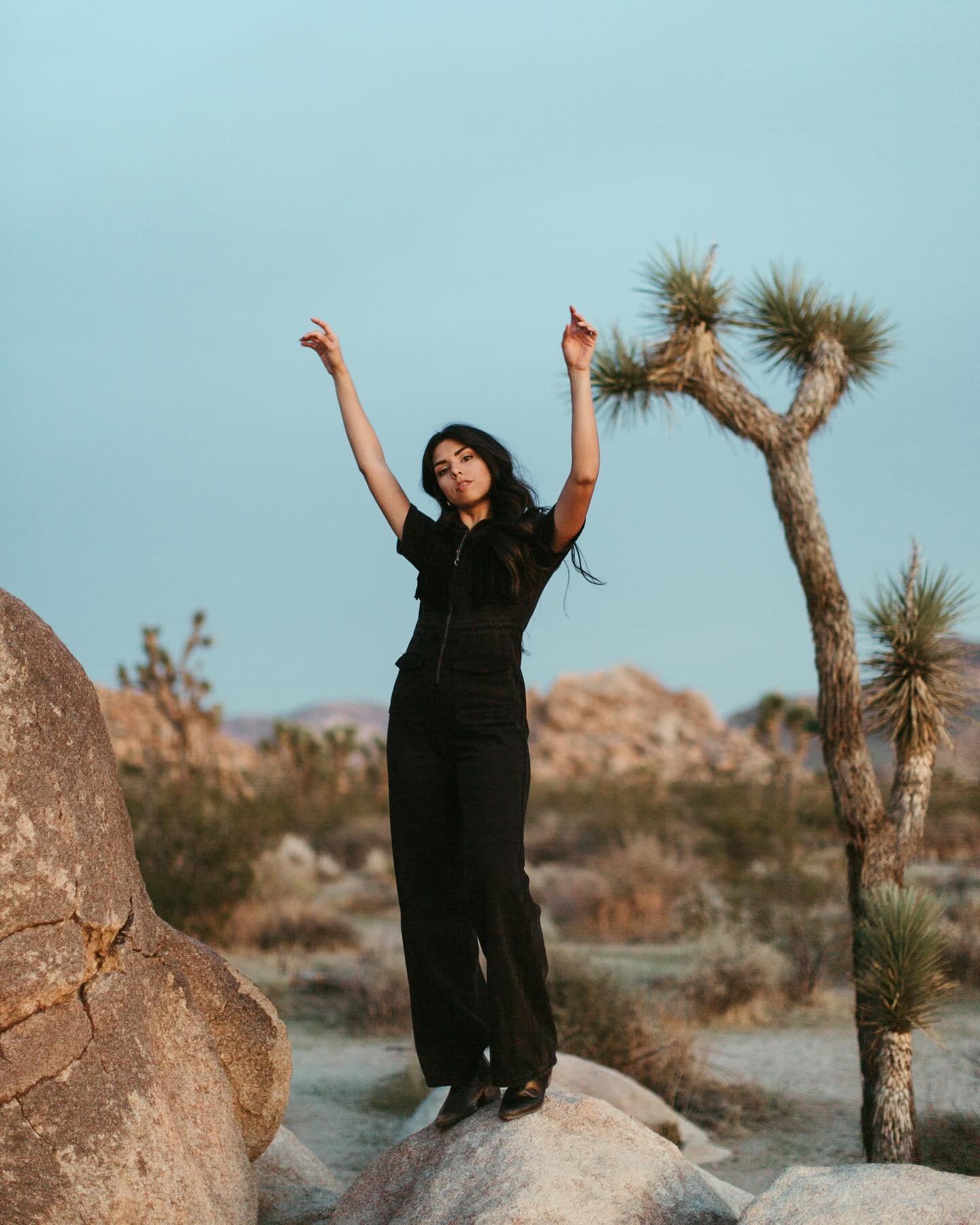 Desert hangs. 🌵☀️🌚