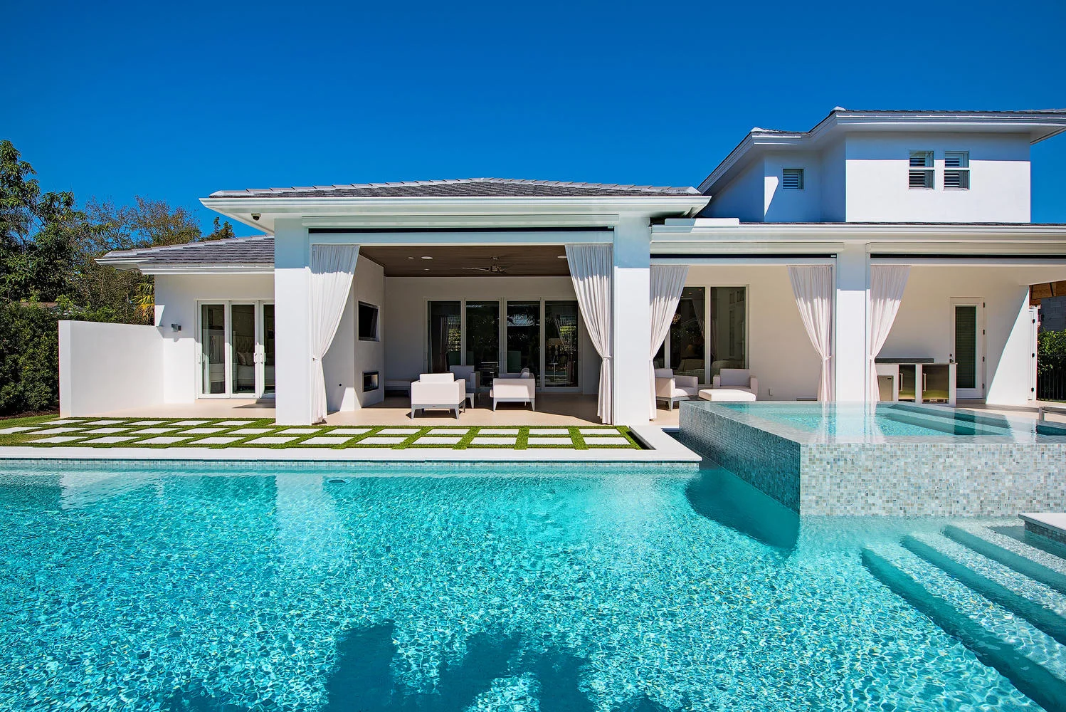670 Orchid Drive Naples FL-large-004-34-ExteriorBackDay-1499x1000-72dpi.jpg