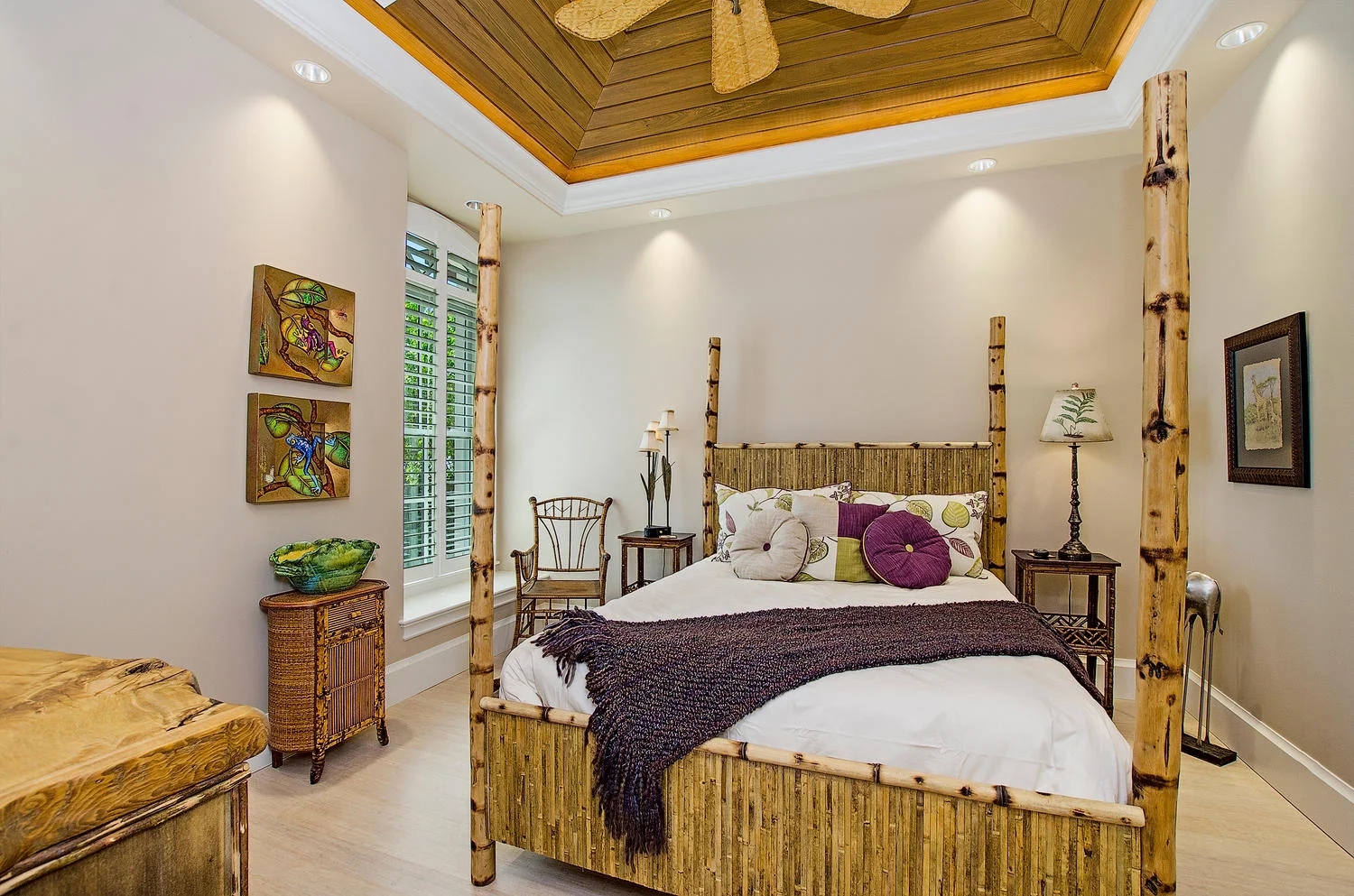 640 East Lake Drive Naples FL-large-010-10-GuestBed-1500x994-72dpi.jpg