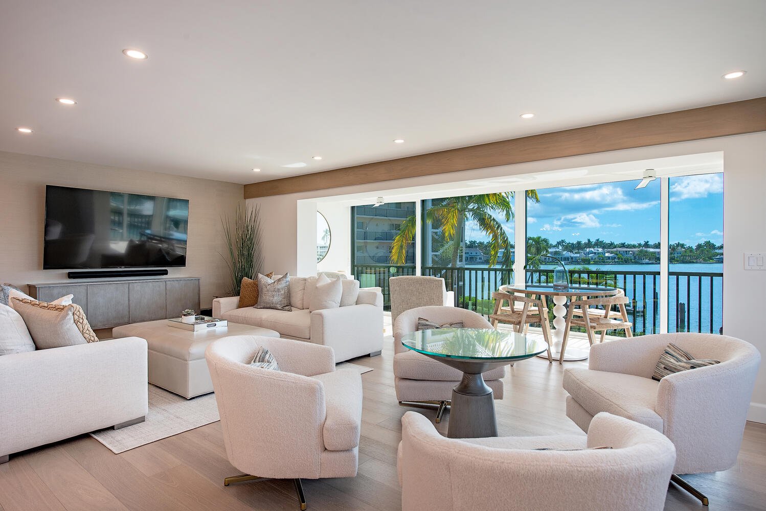 222 Harbour Dr Apt 311 Naples-large-002-014-Living2-1499x1000-72dpi.jpg