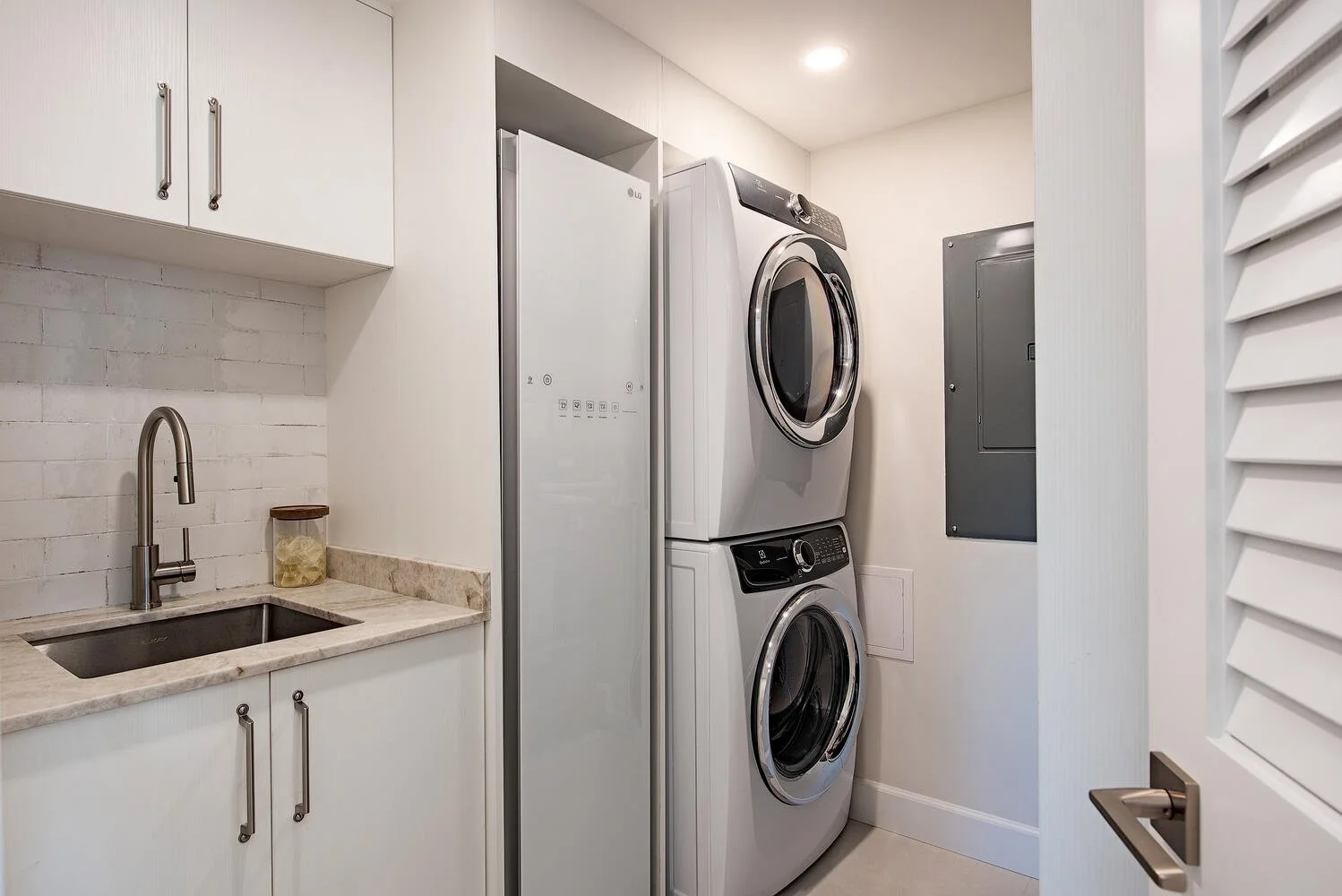 222 Harbour Dr Apt 311 Naples-large-010-009-Laundry-1499x1000-72dpi.jpg