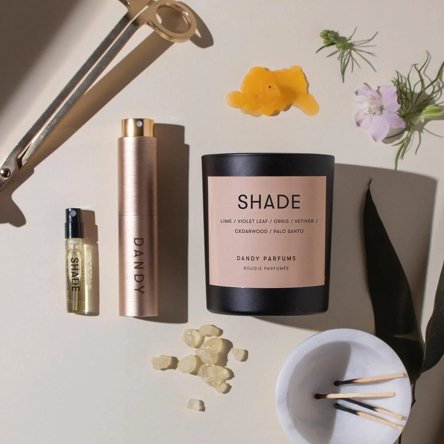 Inspired by cool, early mornings in the palm desert, Shade eau de parfum and candle are an oasis of lush, vibrant notes. Formulated with exquisite botanicals, the scent captures the cool energy of waning summer. The scent is composed of lime, absinth