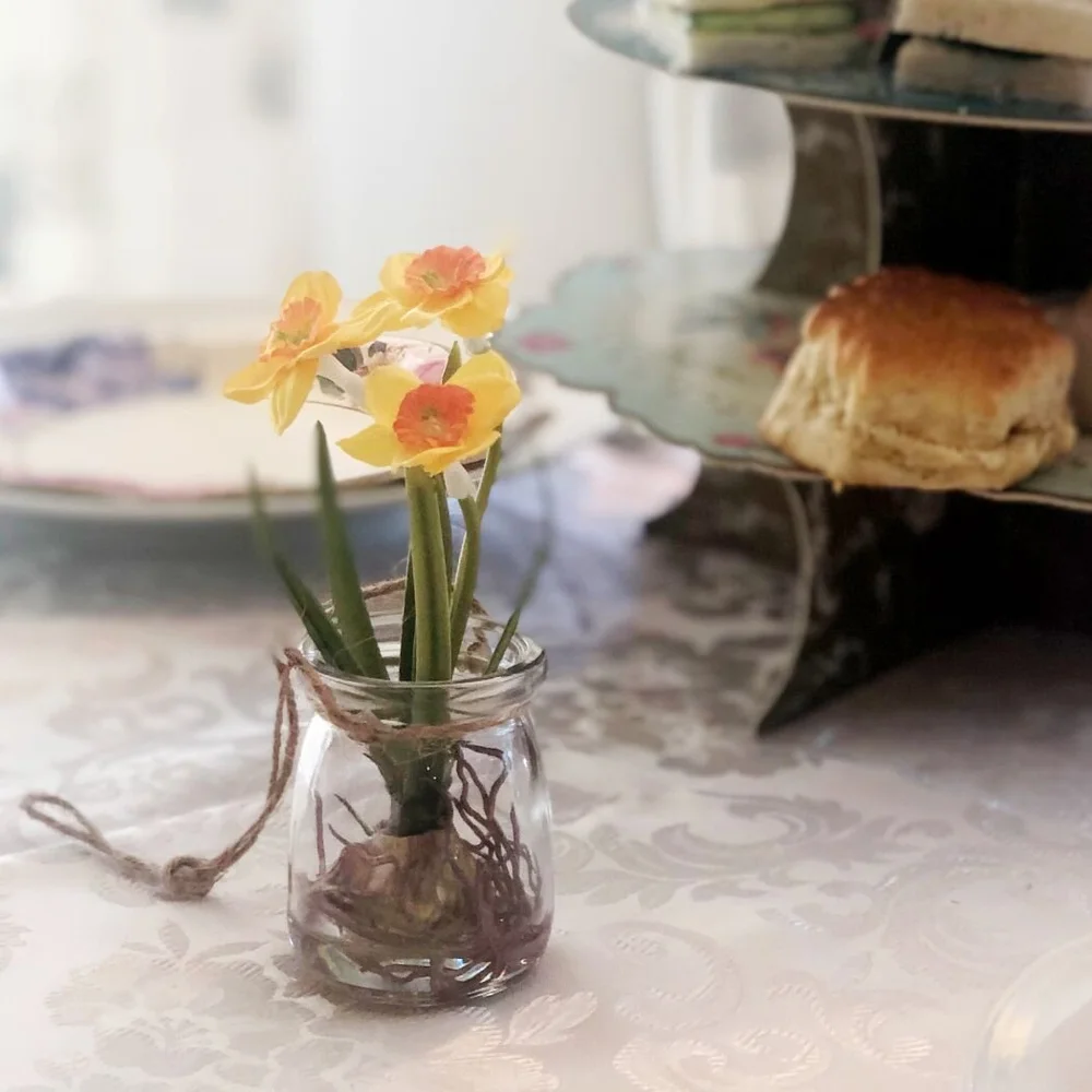 Easter Table Centerpiece With Daffodils: Brighten Your Spring Decor