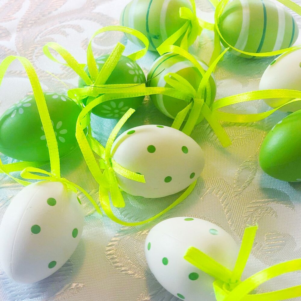 Green and White Spring Easter Egg Table Decorations