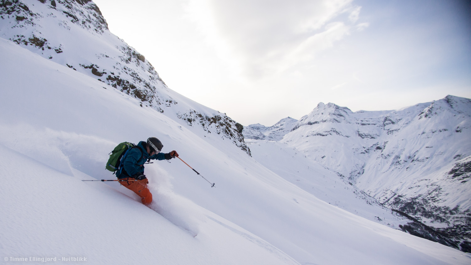  Carl enojoys the last turns of the week; going down in the north side, getting cold and fluffy pow!&nbsp; 