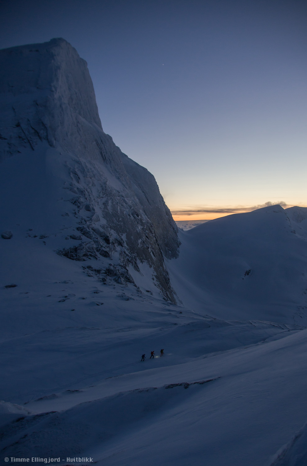  being out in the dark could be pretty fucking amazing sometimes. Wish I had a better camera this time, mine being at repairs.&nbsp; I did like this one though, capturing our 3 friends on their way down. Presttind in the background. 