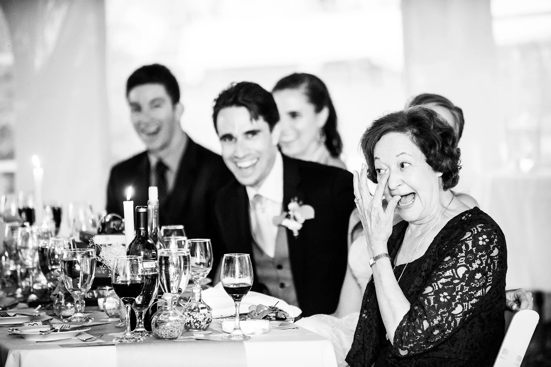 un posed wedding photos