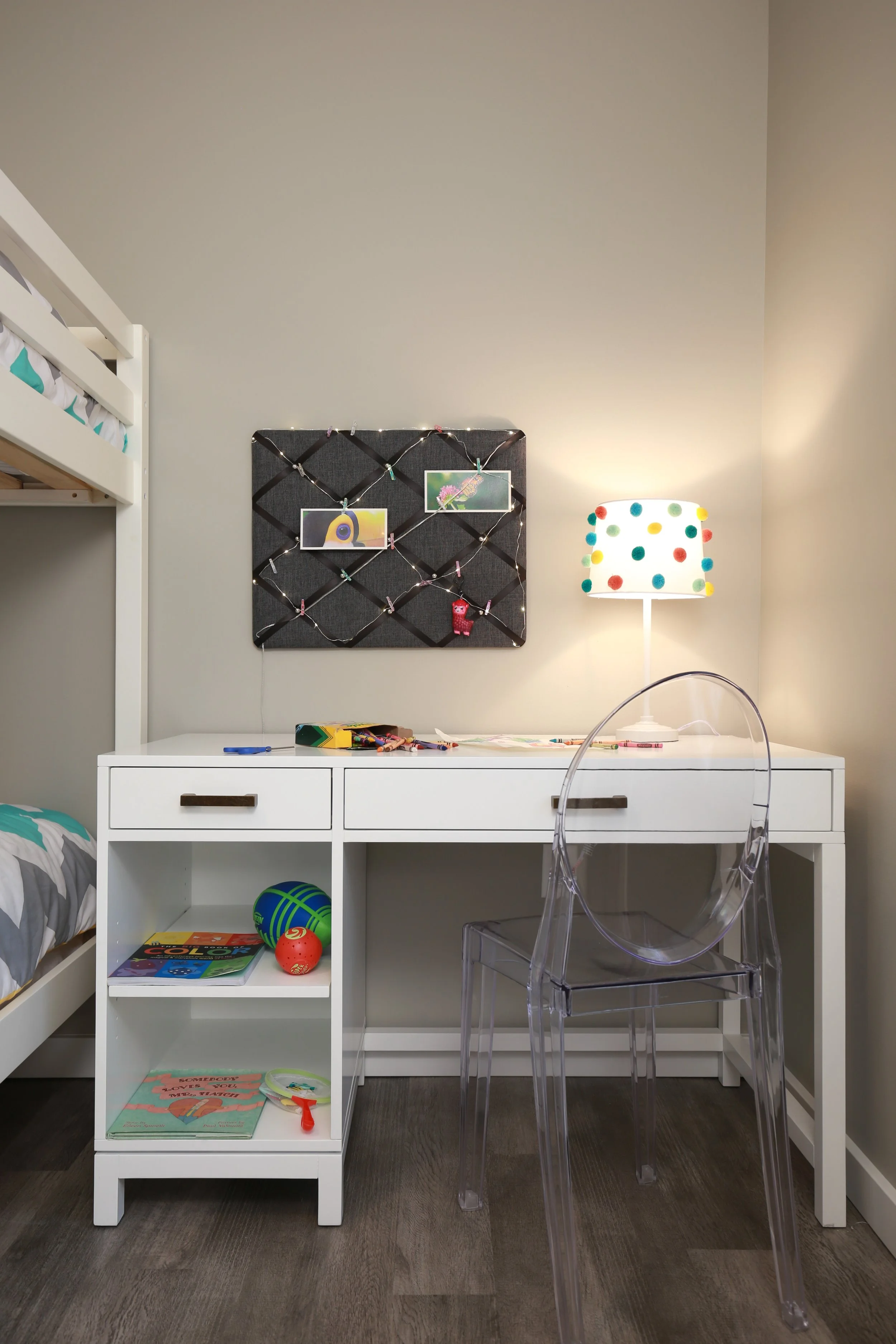 Kidsroomdesk.JPG