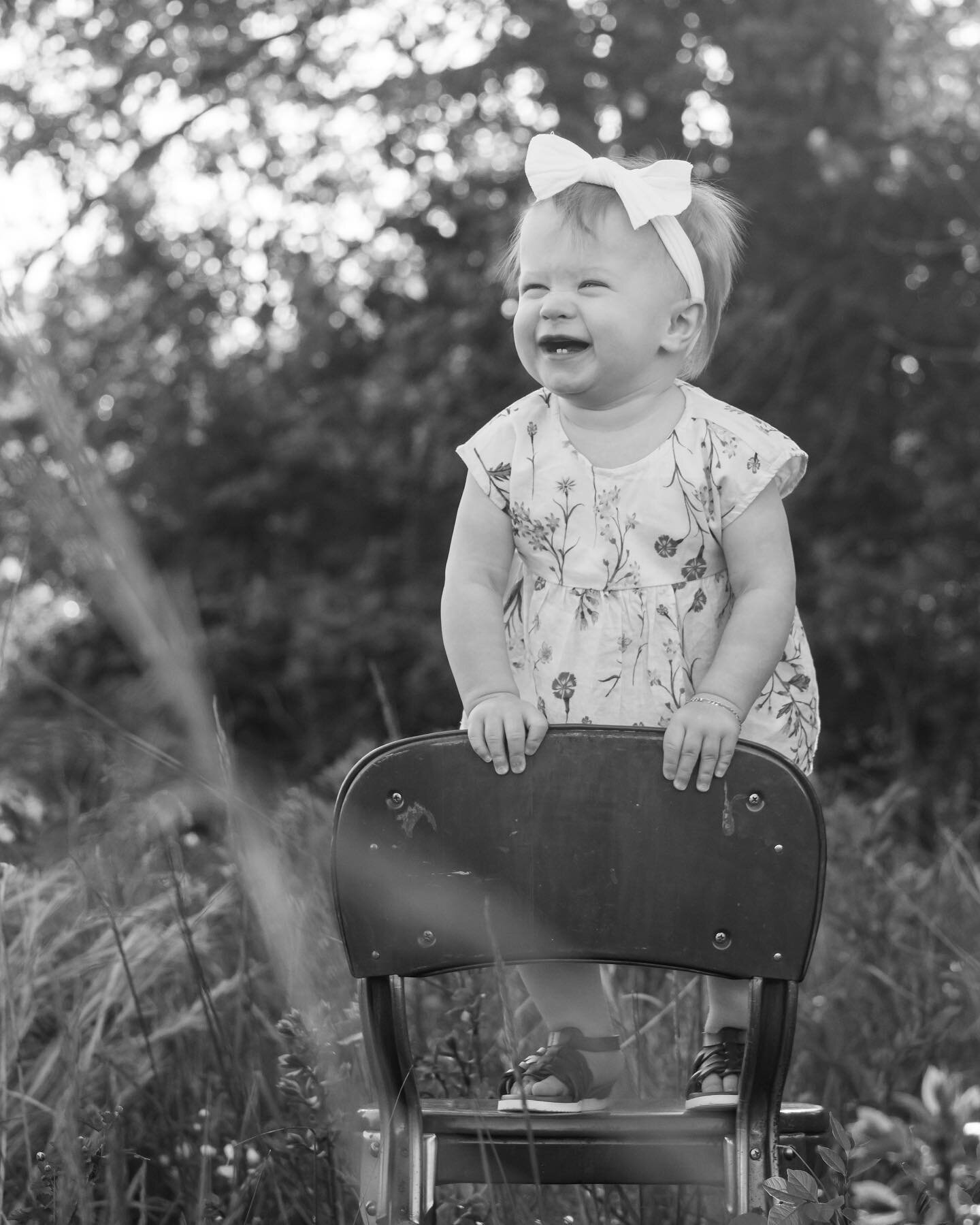 The many emotions you go through during a photo shoot 😅👌🏻 love this sweet family! Also, swipe to the last photo for that picture perfect shot that I promise I did not photo shop at all! This girl knows how to work a camera already and I love it!! 