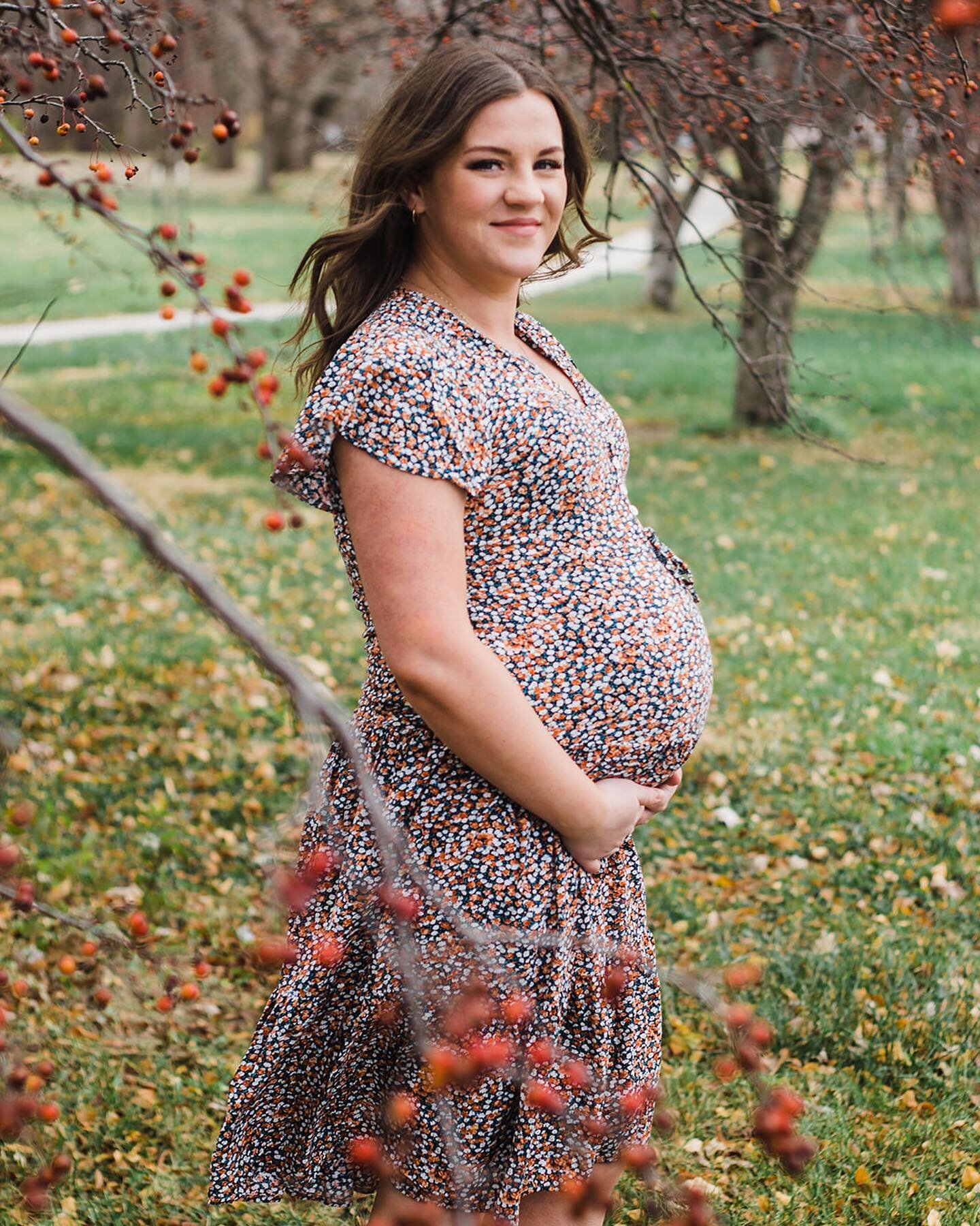 Realizing I never shared this quick and fun shoot because just shortly afterwards I had my own little baby 😅 that tends to keep you busy! I love maternity photos, maybe I have a soft spot for it being a mother myself, but I just believe that it&rsqu