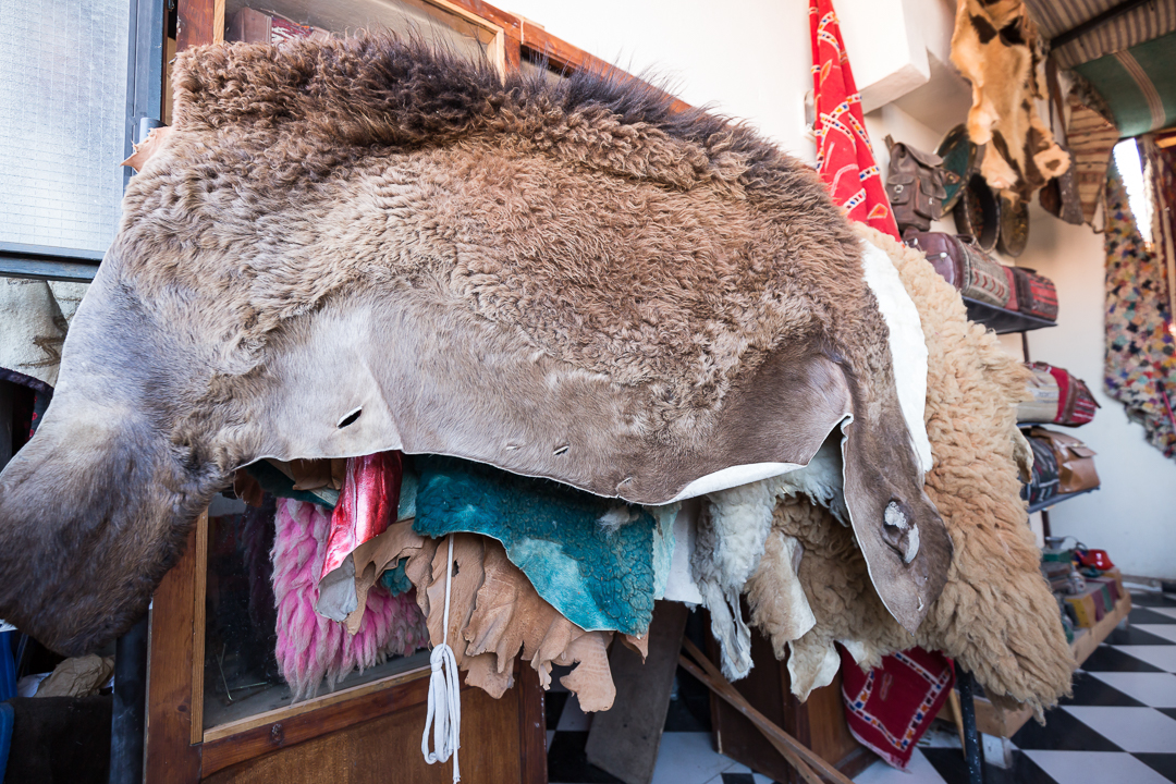 Another sensory experience is the process of leather curation: the smells of pigeon dung in the treatment process, the noise of the men who beat the fresh skin, the view of the vats filled with limestone and water.