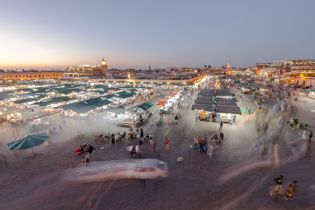 The main square, Jemaa el-Fna, changes when night falls and is overcome by dozens of stands that offer typical dishes of all kinds. Music and dances attract the attention of passers-by, suddenly everything turns into a pleasant, charming bustle