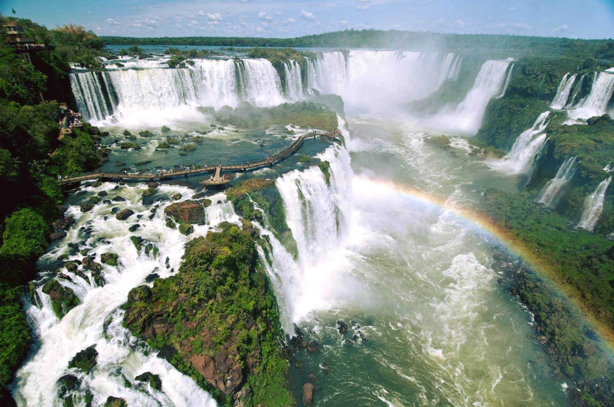 Широкий водопад в южной америке. Водопады Игуасу Аргентина. Бразилия водопады Игуасу. Аргентина водопады Игуасу глотка дьявола. Каскад водопадов Игуасу.