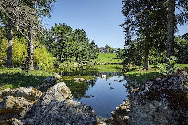 lac avec vue sur chateau.jpg