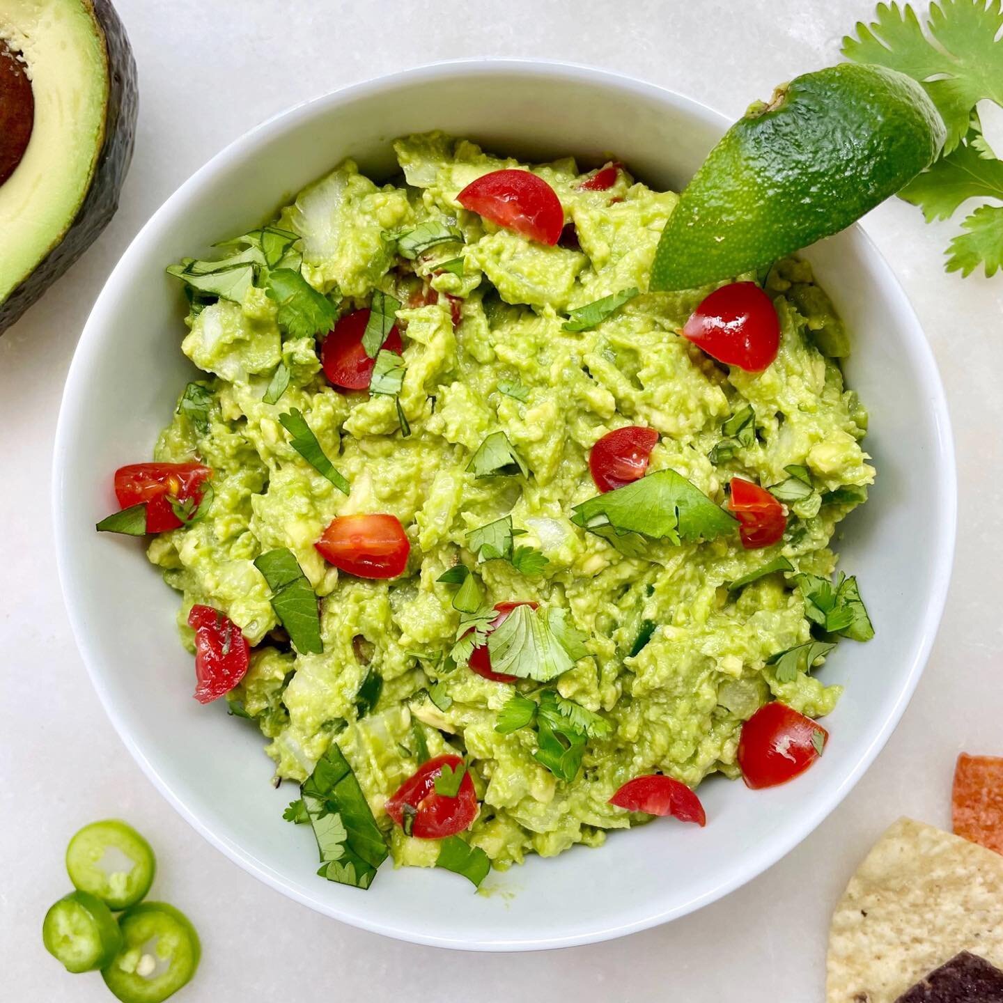 Diving into Memorial Day weekend and this 7 ingredient guacamole 🥑✨🎉
.
This is my favorite guacamole recipe that&rsquo;s SO quick + easy to make using fresh ingredients! It's perfect for a snack or app for memorial day weekend and those upcoming su