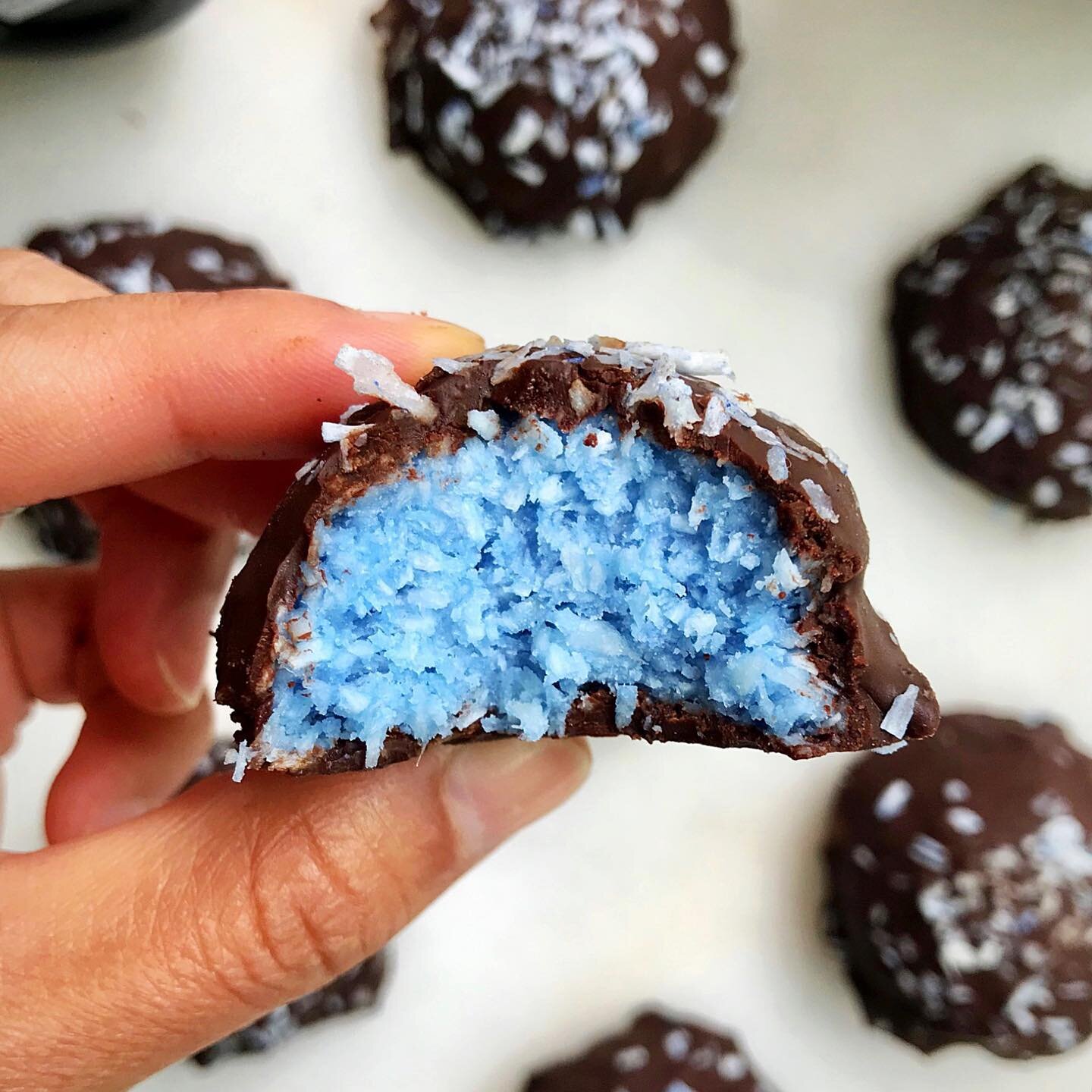 Paleo almond joy truffles to boost your mood + sweeten up this Friday! 💙✨ These babies have a splash of blue spirulina for a fun pop of color + added nutrients, and maca powder, an adaptogen that can boost your mood, energy, and libido. 🕺🏻
.
I&rsq