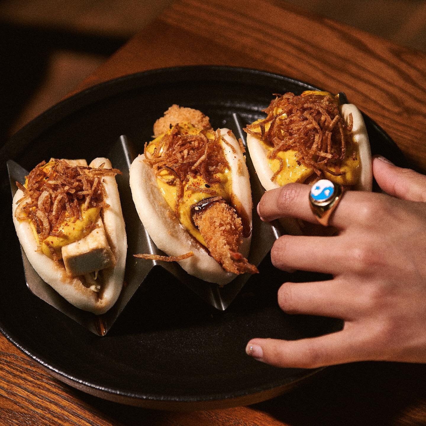 Enjoy this magnificent day with our steamed buns. Your choice of :
Fried Chicken, Fried Tofu or Fried Shrimp. Topped with a Japanese Curry Tartar Sauce and fried potato shavings. Let&rsquo;s goooo! ✌️